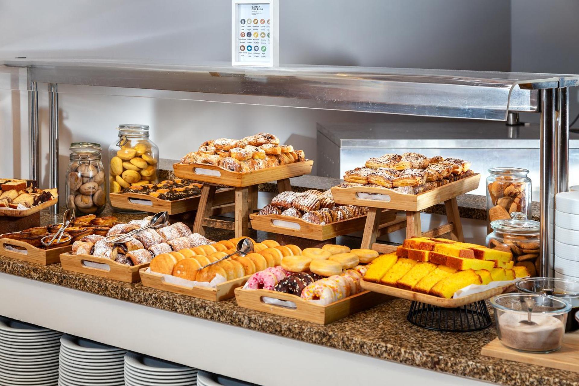 Grande Real Santa Eulalia Resort & Hotel Spa Albufeira Exterior photo A pastry display