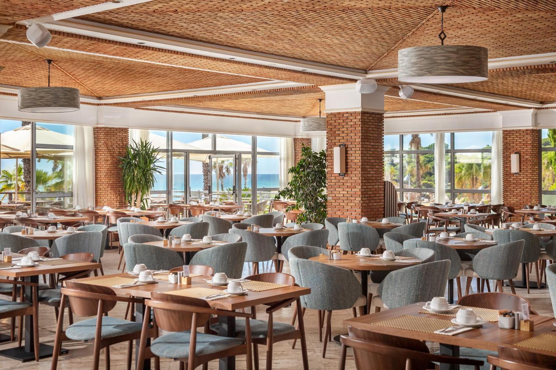 Grande Real Santa Eulalia Resort & Hotel Spa Albufeira Exterior photo The restaurant at the hotel